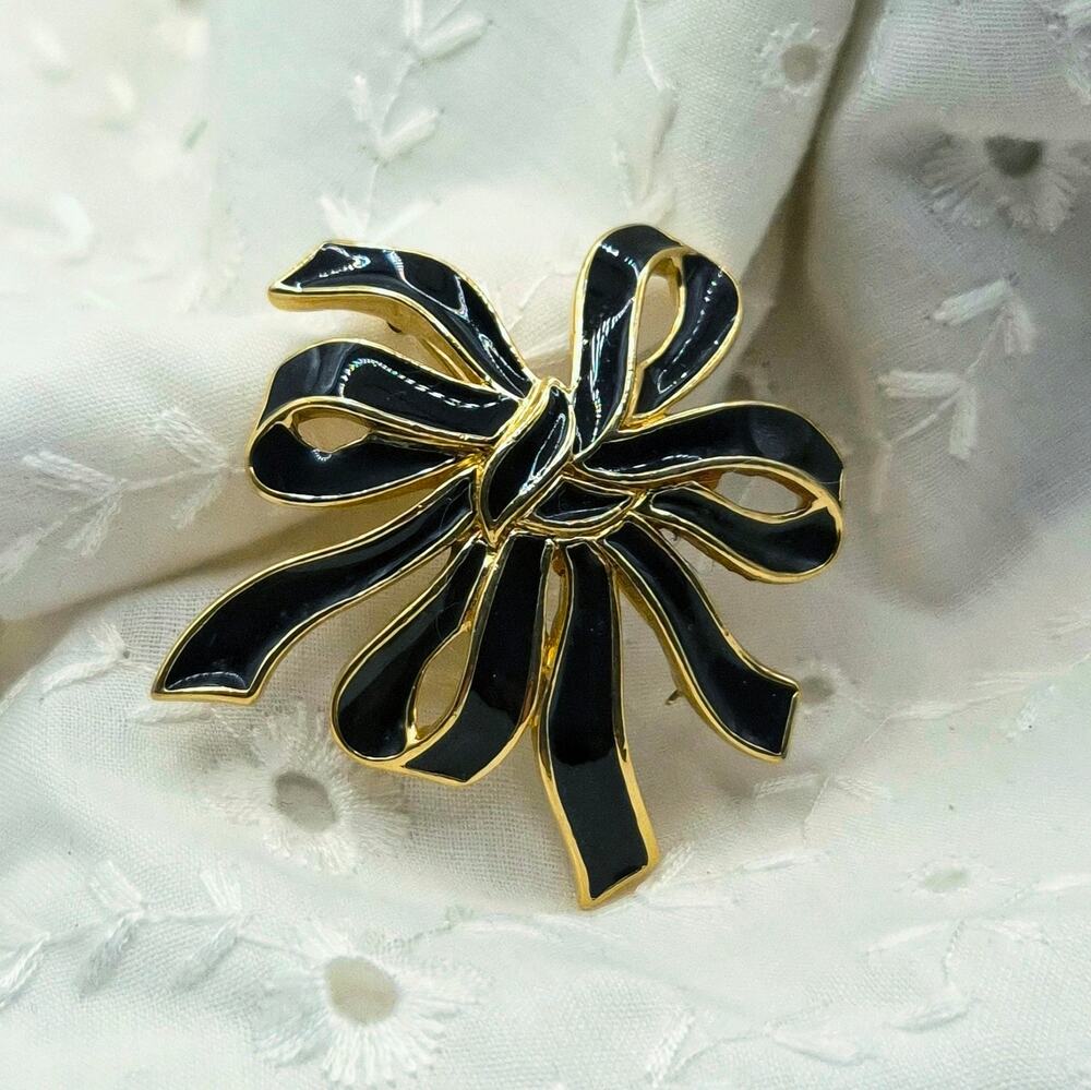 Vintage Trifari Bow Brooch Pin Black Enamel Gold Tone Signed Gift Ribbon